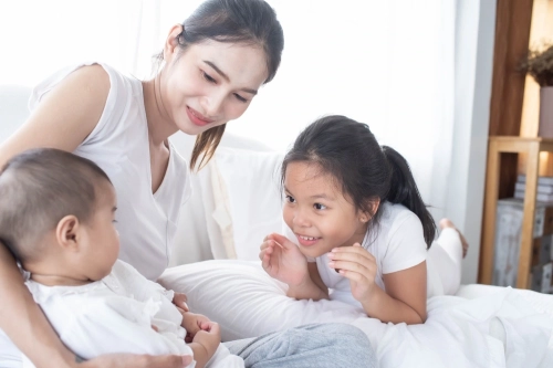 4 Fakta Perkembangan Bahasa Bayi, Kapan Si Kecil Bisa Memanggil Ibu?