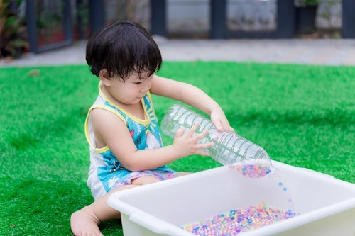 Anak bermain sensory play