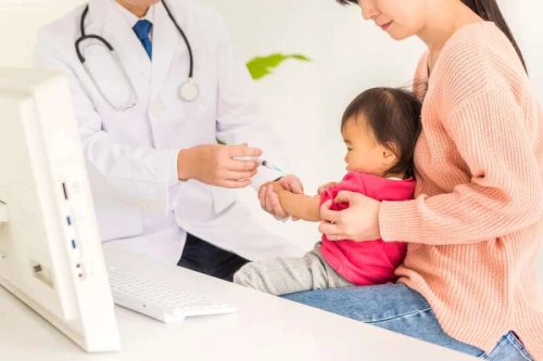 Pastikan si Kecil memenuhi jadwal vaksin bayi sesuai usianya.