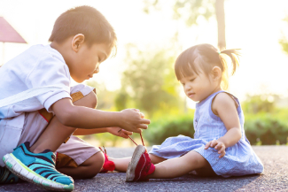 Jadikan menolong sesama menjadi kebiasaan si Kecil sejak dini.