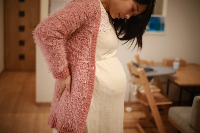 Nyeri punggung bawah adalah salah satu keluhan yang bisa diatasi dengan pijat ibu hamil.