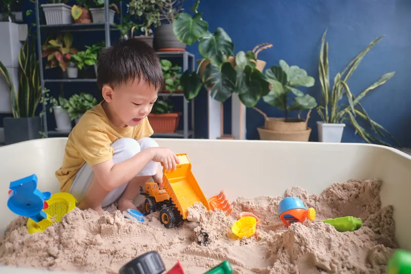 Bermain dengan pasir merupakan salah satu kegiatan sensory play yang bermanfaat untuk si Kecil.