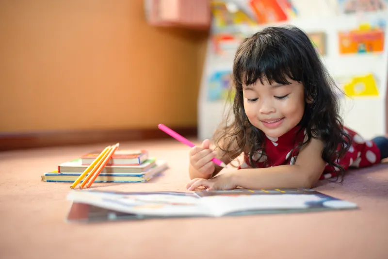Menulis merupakan salah satu kegiatan motorik halus anak usia 3-4 tahun.