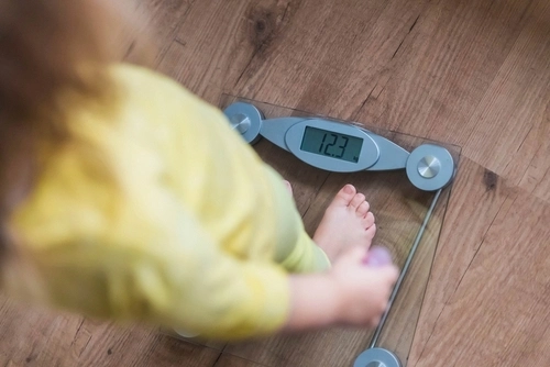 Bagaimana cara cek berat badan anak 2 tahun? Yuk kita cari tahu
