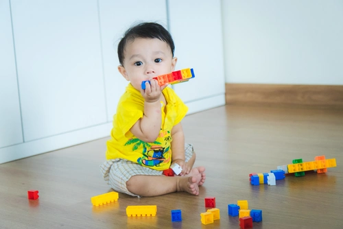 Bayi sedang bermain.