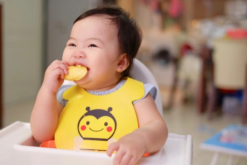 Bayi 11 bulan sedang makan finger foods