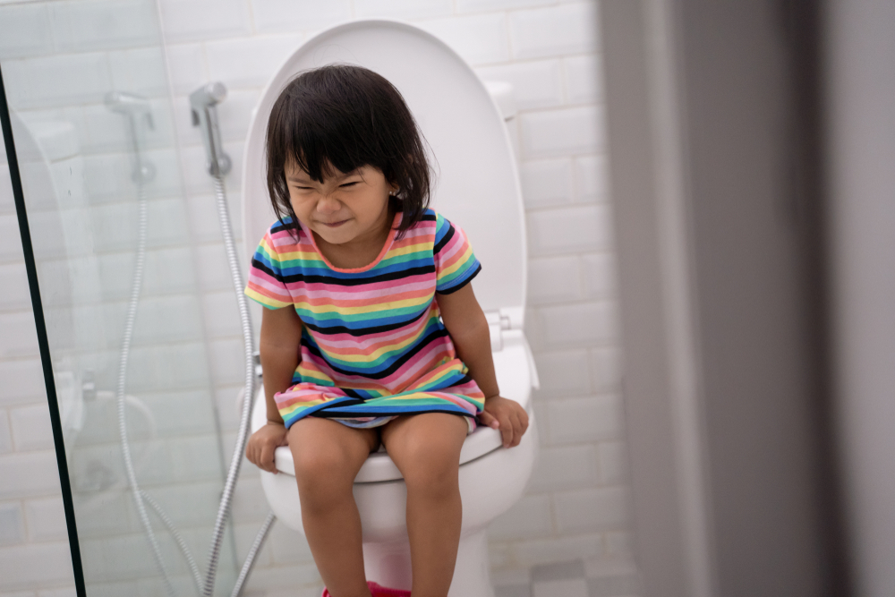 Anak perempuan BAB di toilet