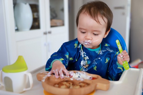 Bayi usia 10 bulan sedang makan sendiri