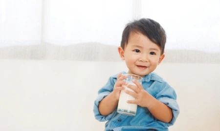 Anak sedang minum susu