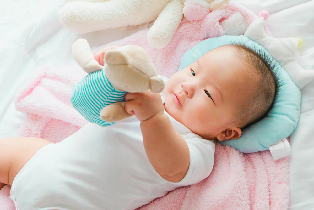 Stimulasi bayi 4 bulan dengan melatih memegang boneka